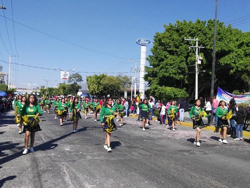 Desfilan por Revolución cientos de estudiantes en Tehuacán