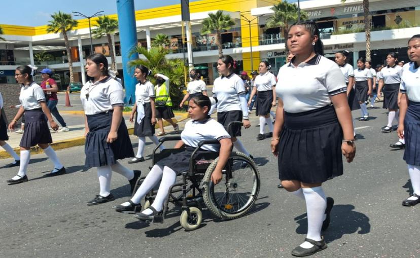 Más de 14 mil personas participan en el desfile de Tehuacán