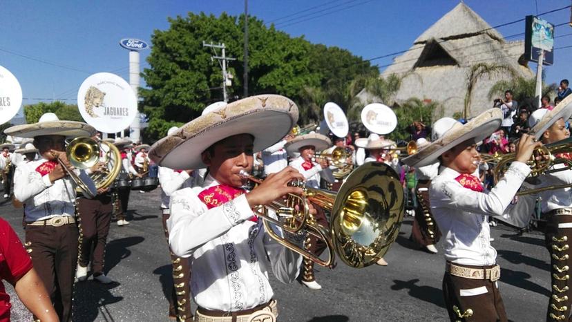 Desfilan por Revolución cientos de estudiantes en Tehuacán