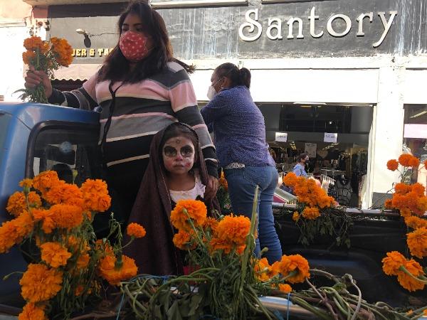 Con desfile celebran productores el aniversario de plazuela en Atlixco