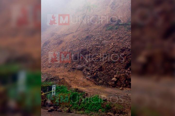 Lluvias complican retiro de deslave en carretera a Mazatepec