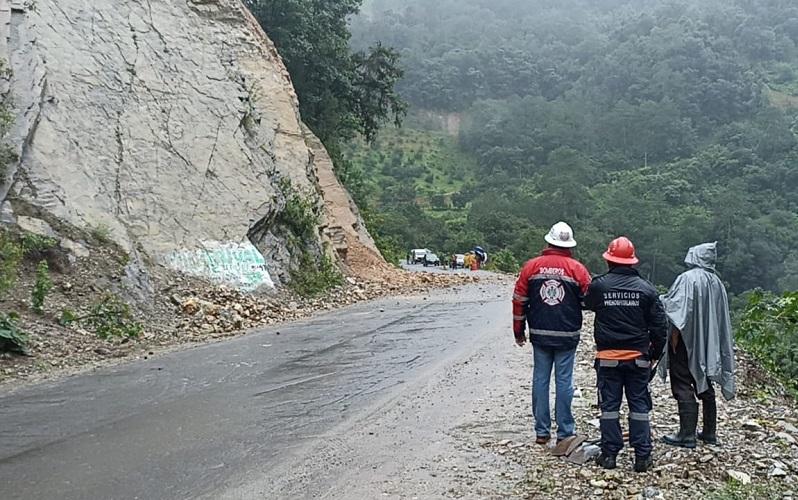 Cierran carreteras en Teziutlán y Zacatlán por lluvias y derrumbes