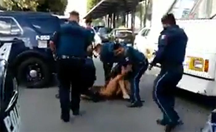 VIDEO Baila desnudo e interrumpe el tráfico en bulevar 5 de mayo en Puebla