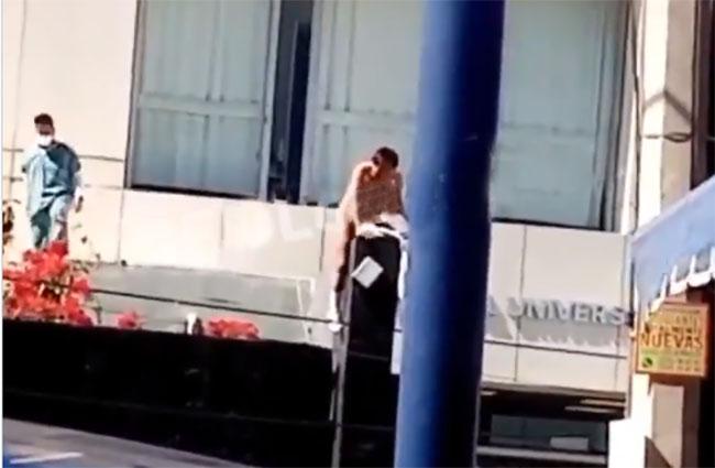 VIDEO Desnudo, hombre amenaza con aventarse de cornisa del Hospital Universitario BUAP