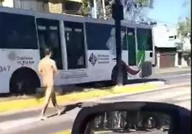 VIDEO Joven se pasea desnudo en carril de metrobús frente a la BUAP