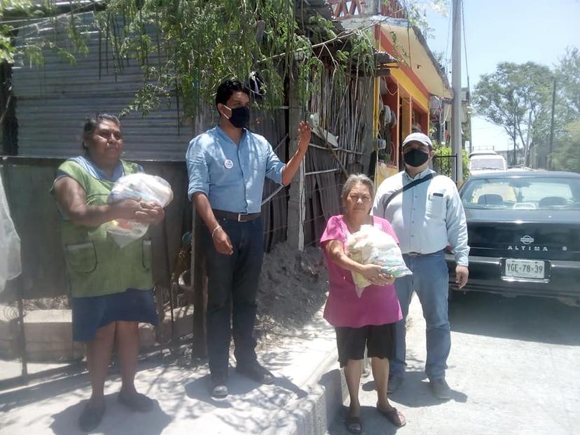 Vicepresidente del Colegio Arquitectos promociona su imagen con despensas en Izúcar