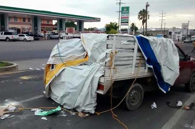 Aseguran tráiler y camioneta con despensas del PRD en Izúcar