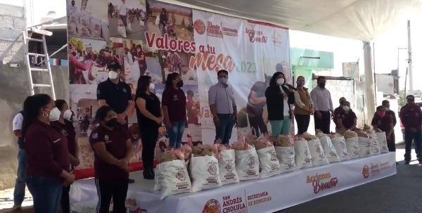 VIDEO Karina Pérez Popoca entrega primeras despensas en El Molinito