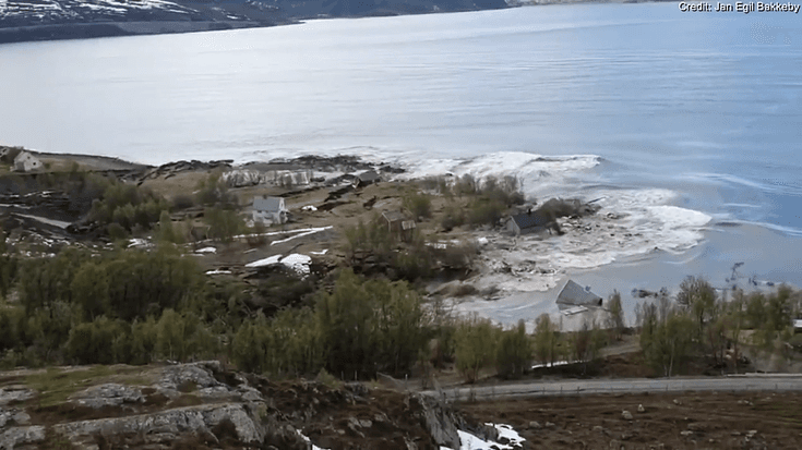 VIDEO Sorprende un desplazamiento de tierra que se lleva 8 casas al mar