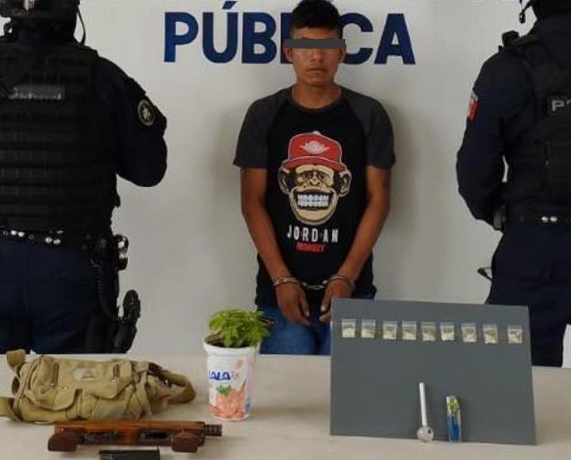 Caen dos sujetos con drogas y arma artesanal en Tehuacán