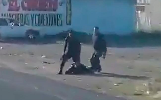 VIDEO Comando rescata a detenido tras golpear a policías en Cuapiaxtla