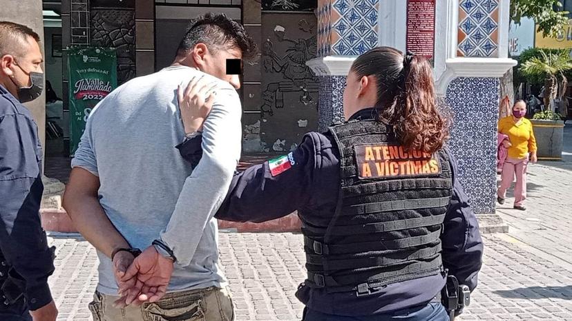 Detienen a sujeto en inmediaciones del Parque de Tehuacán tras golpear a su esposa