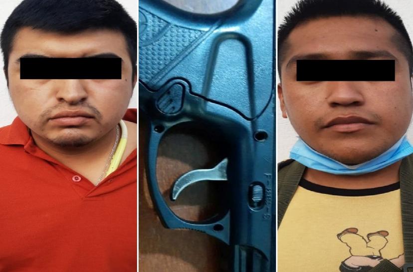 Caen dos sujetos con pistola en zona comercial de Tehuacán