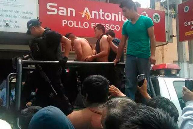 Casi linchan a policías de Cañada Morelos y queman 2 patrullas