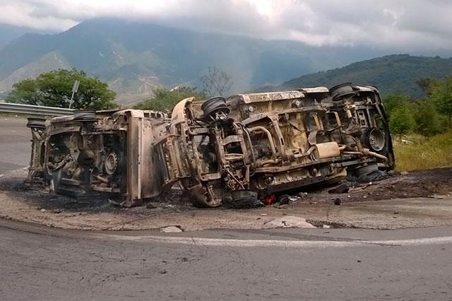 Casi linchan a policías de Cañada Morelos y queman 2 patrullas