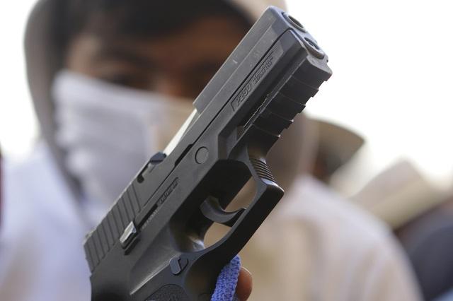 Roberto viajaba en moto sin placas y le hallan pistola en Cañada Morelos