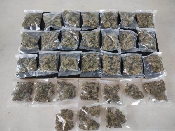 Detiene Policía a dos sujetos con 31 dosis de marihuana en Tehuacán