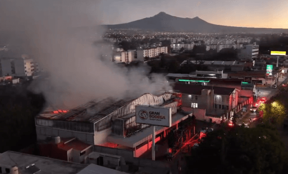 VIDEO Incendio consume Gran Bodega en Amalucan