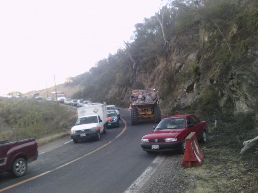 Dinamitan cerro por carretera que lleva 9 años en construcción