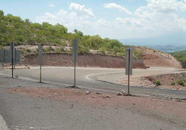 Dinamitan cerro por carretera que lleva 9 años en construcción