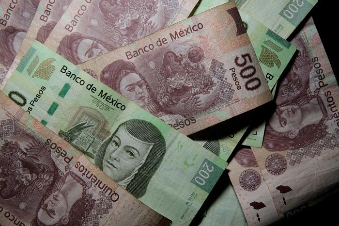 Dinero bajo y dinero sobre la mesa