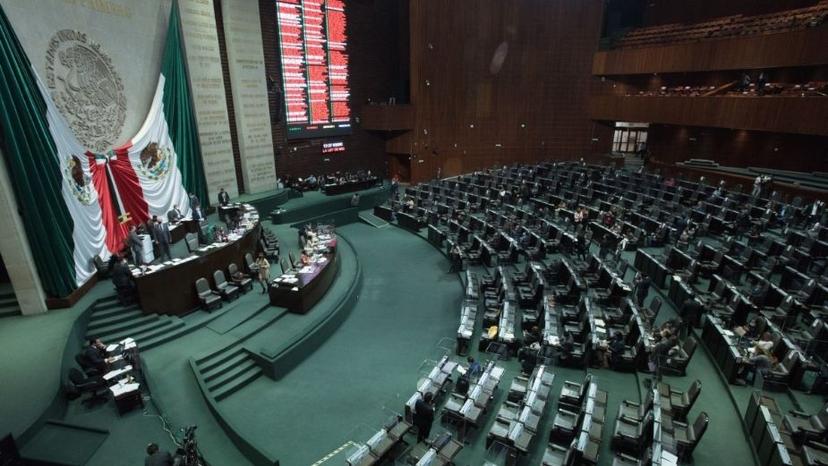 Diputados guardan minuto de silencio por periodistas muertos por COVID-19