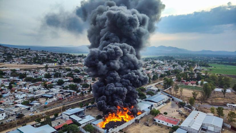 Bomberos en Querétaro logran extinguir incendio masivo en planta recicladora
