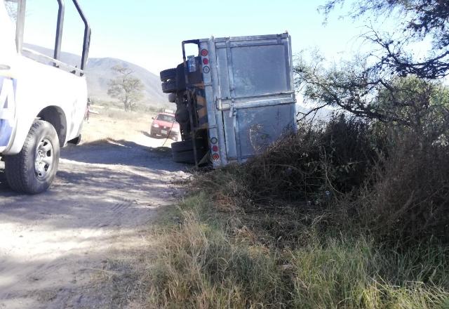 Vuelca camión con reporte de robo en Tecamachalco