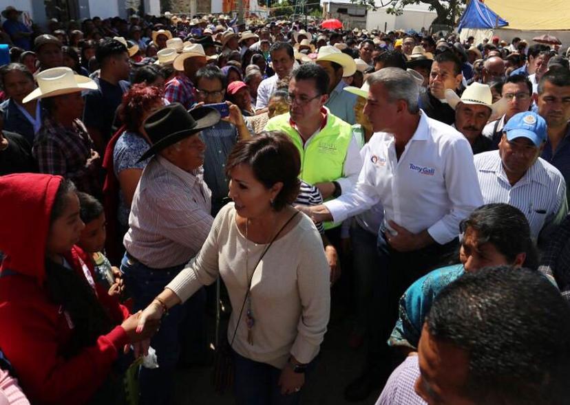 Abuchean a edila de Tochimilco en gira de Rosario Robles