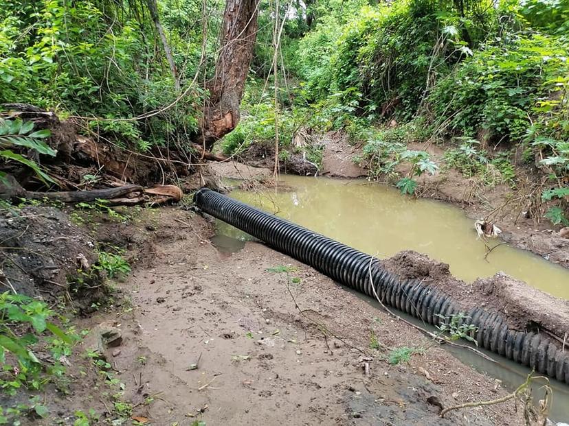 Vecinos de Chiautla se quejan de mal olor por drenaje roto  