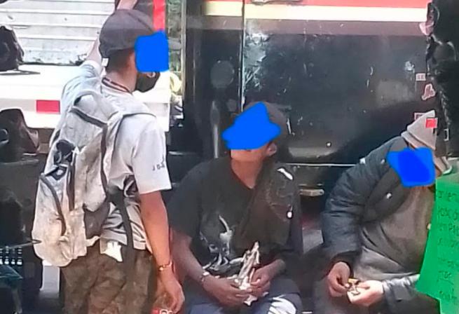 Denuncian que en pleno tianguis de Atlixco un grupo de jóvenes se droga