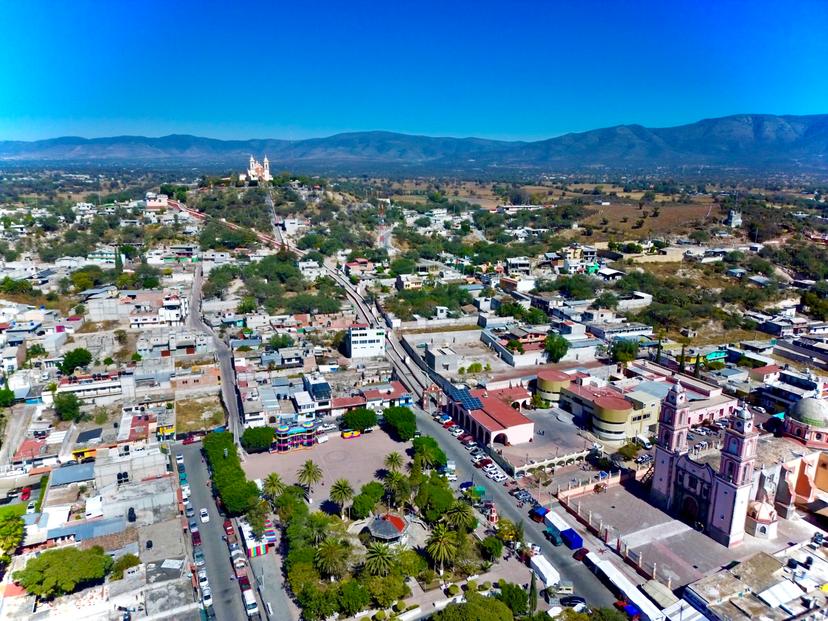Policías presuntamente en estado de ebriedad, chocan contra una familia en Tlacotepec