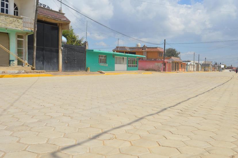 Ángel Guerrero inaugura calle en comunidad de Tlatlauquitepec