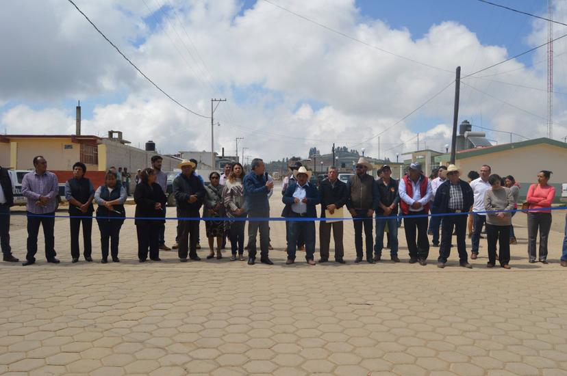 Ángel Guerrero inaugura calle en comunidad de Tlatlauquitepec