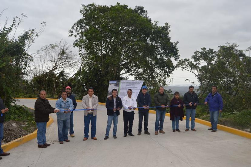 Presidente de Tlatlauquitepec inaugura calles en Mazatepec