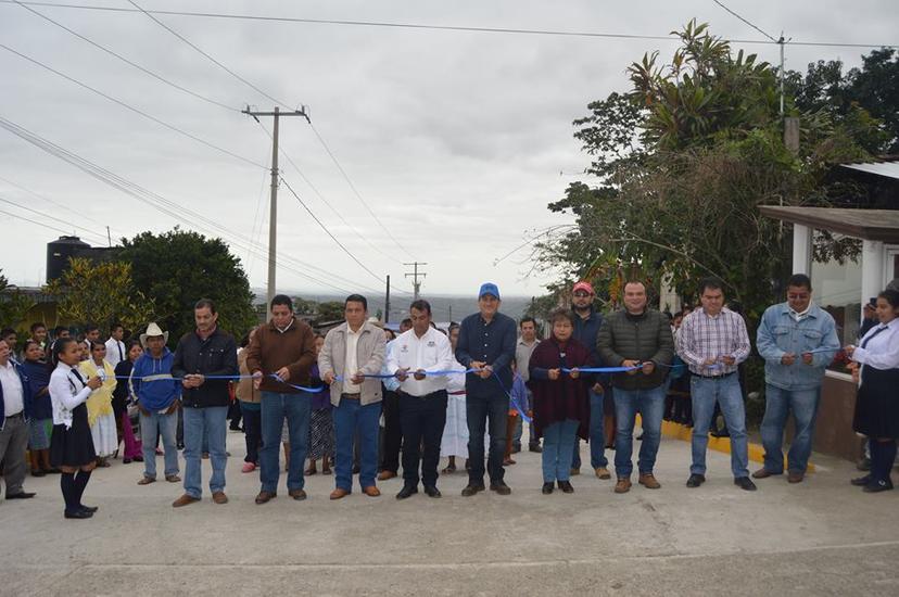 Presidente de Tlatlauquitepec inaugura calles en Mazatepec