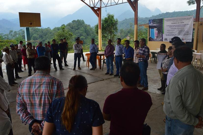 Inaugura alcalde baños para Tepetzintla, en Tlatlauquitepec