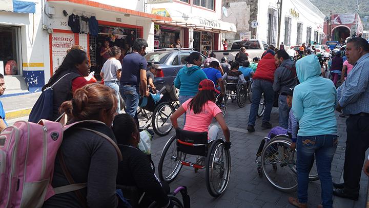 Organización capacita a personas en sillas de ruedas en Tecamachalco