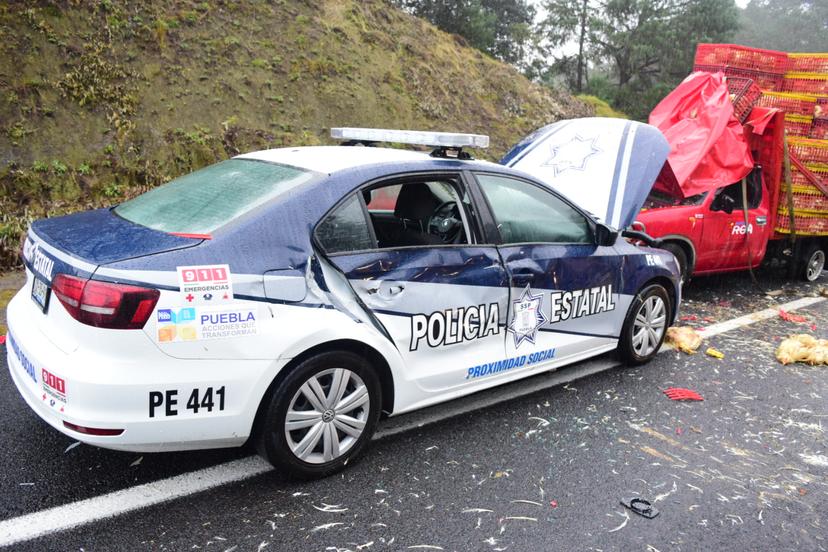 Camioneta impacta patrulla y furgoneta en la Virreyes-Teziutlán