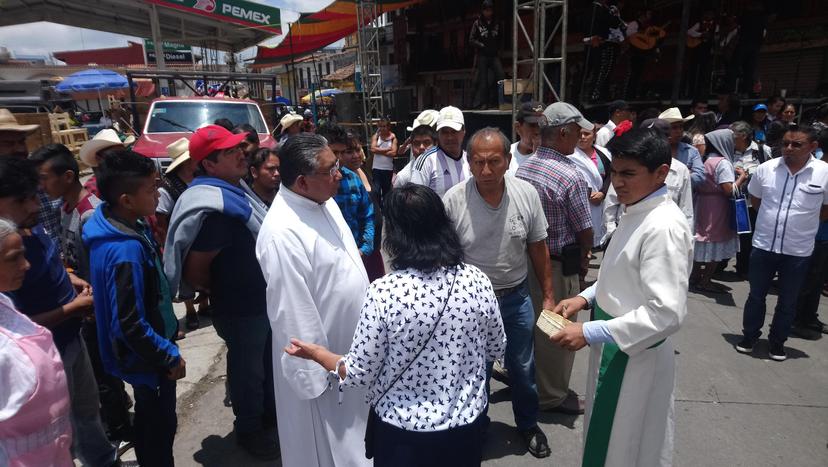 Pelean por limosnas el párroco de Zacapoaxtla y habitantes 
