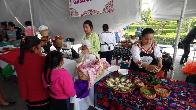 Miles asisten a Feria de las Comunidades de Tlatlauquitepec
