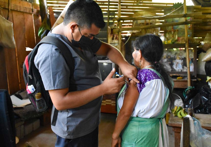 Vacunan contra el Covid en los hogares huitziltecos