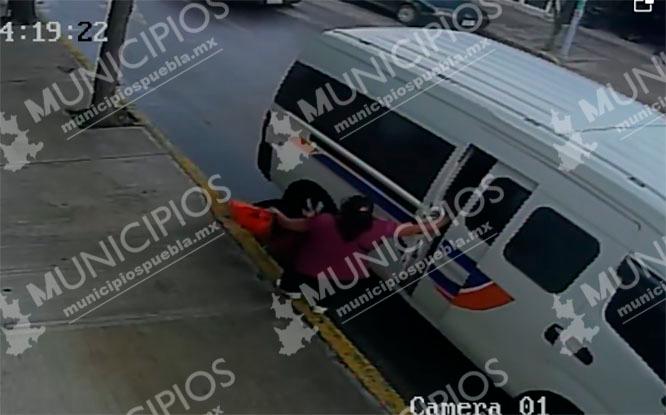 VIDEO Captan cómo combi tira a pasajera en calles de Tehuacán