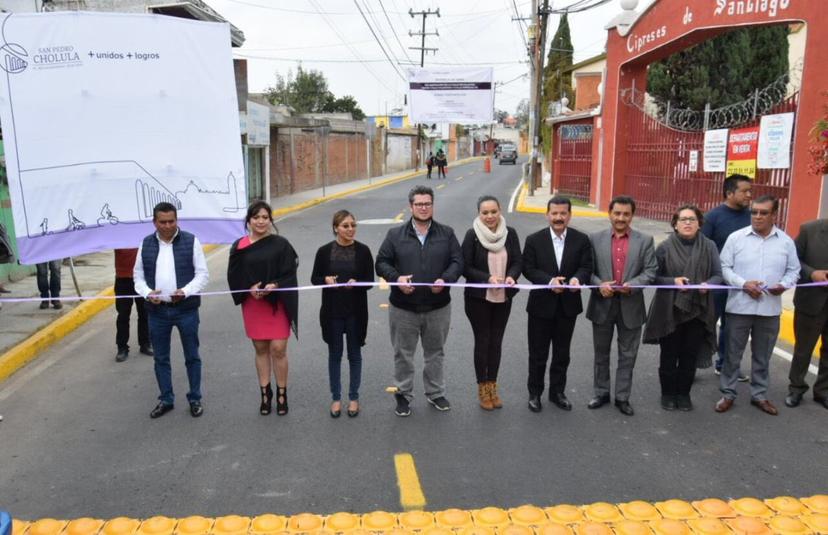 Entrega Arriaga pavimentación de calle Revolución en Momoxpan