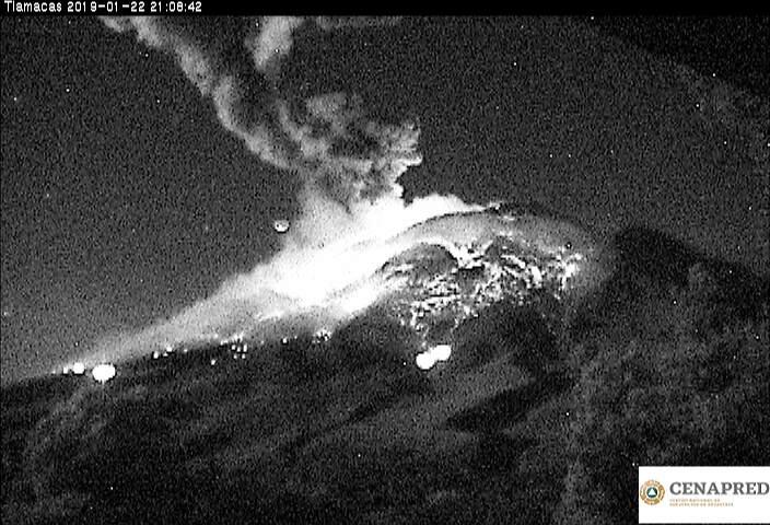 Popocatépetl lanza material incandescente y columna de 4 km