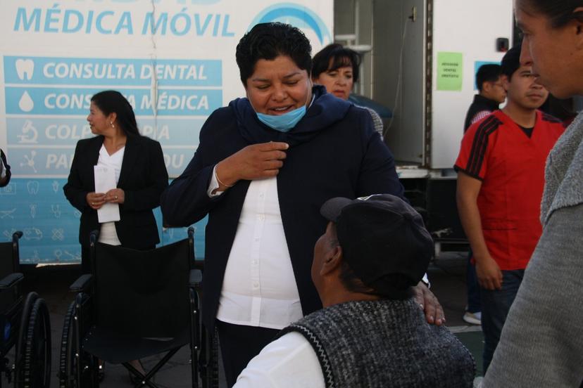 Edila entrega sillas de ruedas en San Andrés Cholula 