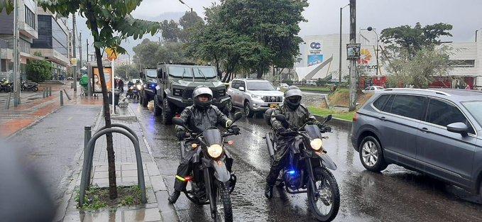 Video: Ataque con una bomba incendiaria contra seis policías