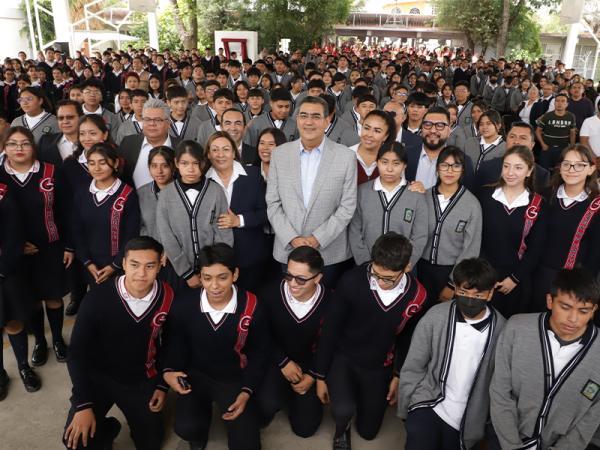 Céspedes inaugura techado de la plaza cívica en el Centro Escolar Gregorio de Gante