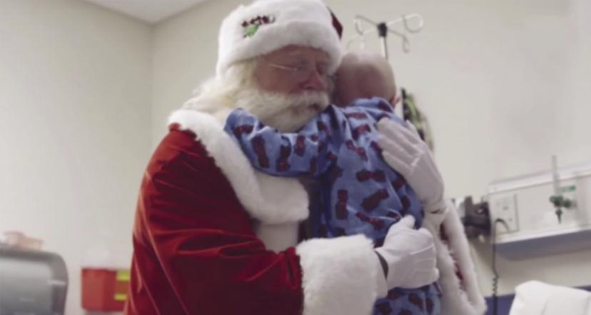 VIDEO: Niño enfermo de cáncer muere en brazos de Santa Claus