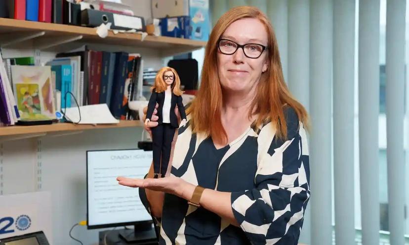  Creadora de la vacuna AstraZeneca tiene su propia Barbie